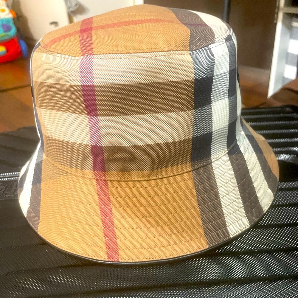 Burberry bucket hat first come first served. In great condition